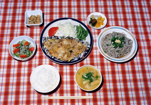 豚キムチとぶっかけ蕎麦です。ご飯茶碗の大きさと比較してみてください。お腹いっぱい間違いなし！