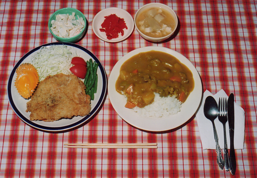 特大チキンカツとカレーライスです！カレーに乗せればチキンカツカレー！ご飯もカレーも食べ放題！