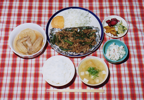 牛肉とにんにくの芽の炒めものと、手羽先と大根の照り煮です。柿が美味しい季節だったのでこの日のデザードは柿。