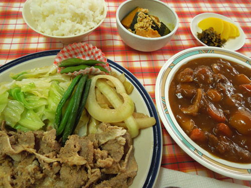 大盛りの豚の生姜焼きと、ビーフシチューです。この組み合わせなら、ご飯が無限に食べれてしまいますよね！