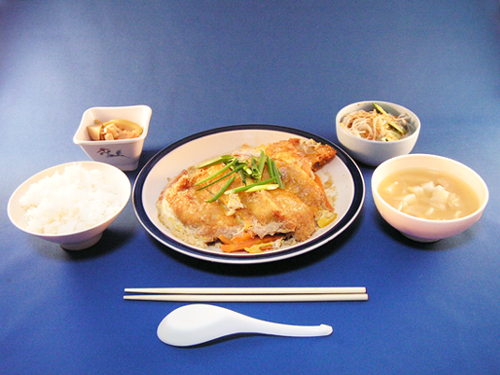 こちらは超特大のカツとじです！大きすぎてカツとじに見えないほど。食べざかりのみなさんから「でかすぎー！！」と大好評（笑）。