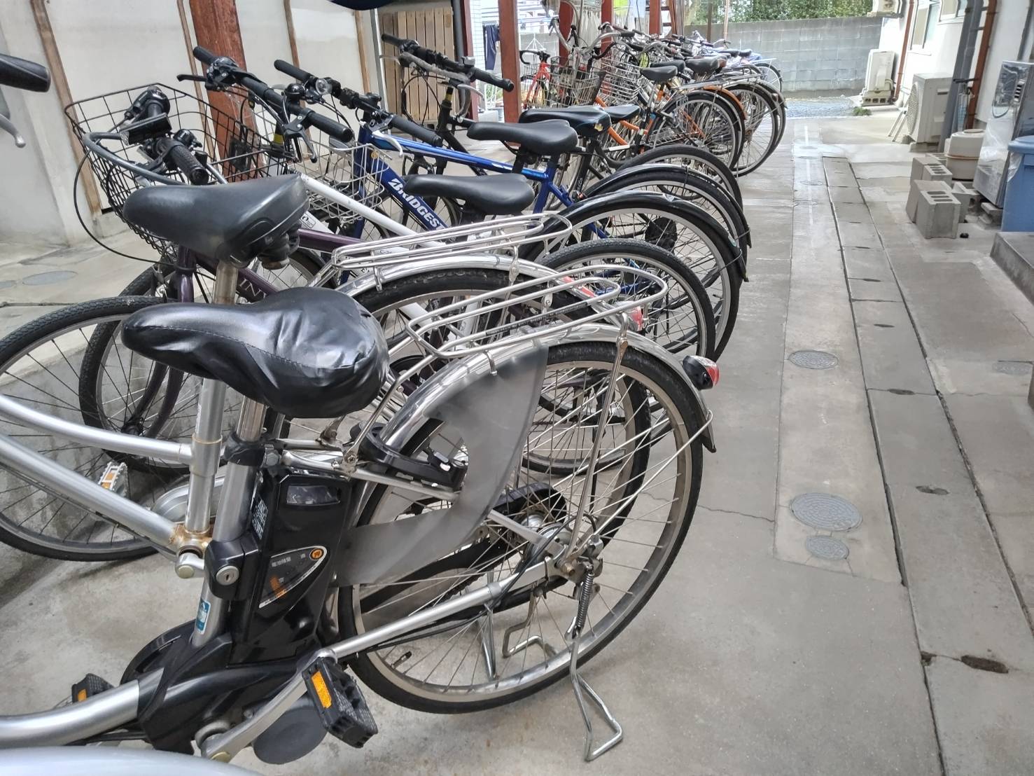 屋根付きの自転車用スペースには一人一台自転車を置けます。